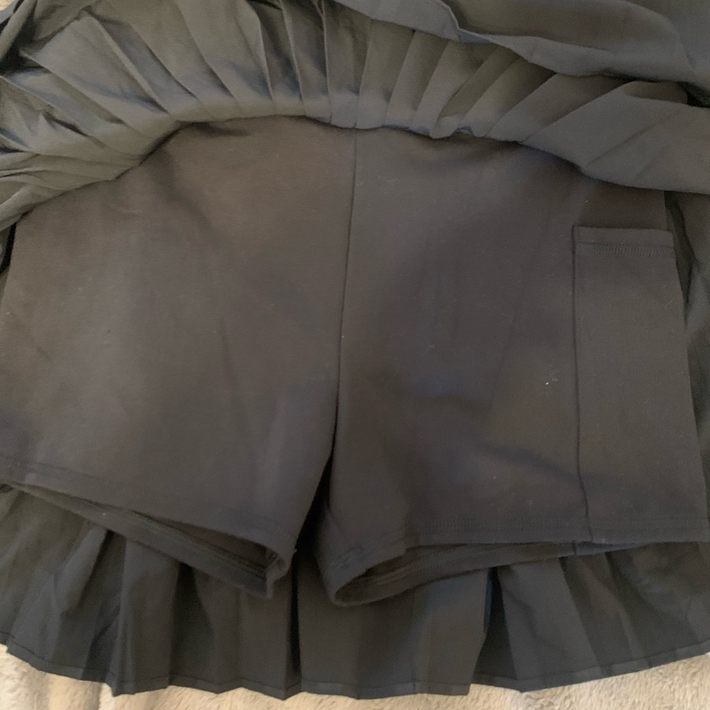 Elegant Black Pleated Skirt - Picture 3 of 3